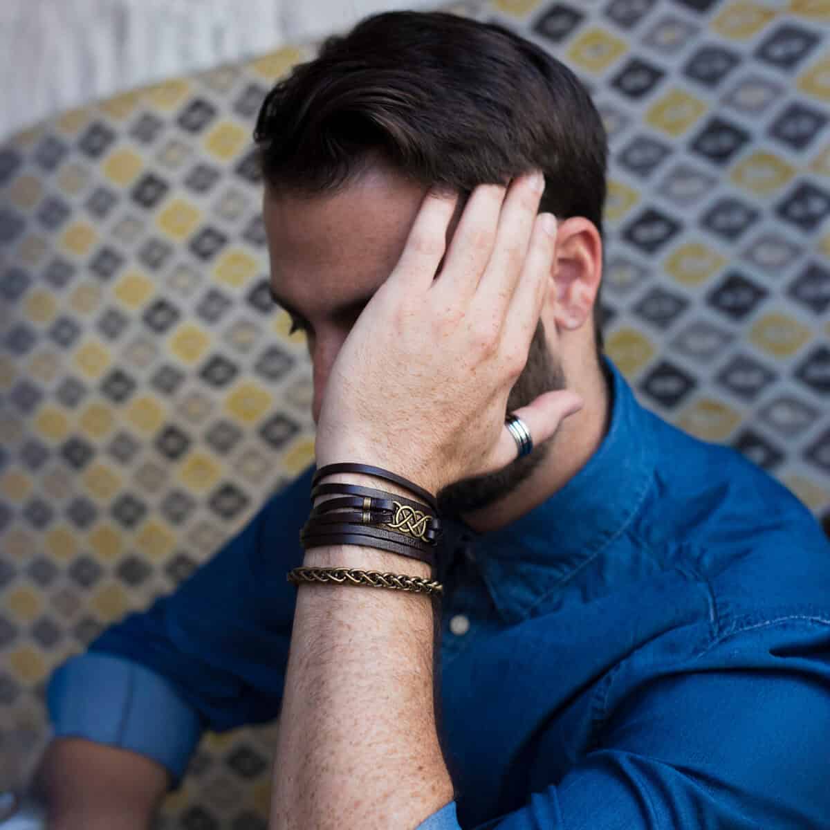 צמיד ראול - צמיד אינפיניטי ועור חום לגבר - מבט על הסוגר - צמידים לגבר בעיצוב אישי | ביתן המלכים