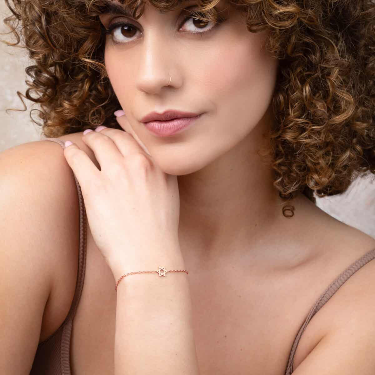 צמיד מגן דויד עדין קטן ברוזגולד - טייני - פרט מקרוב - צמידים לאישה בעיצוב עדין | ביתן המלכים