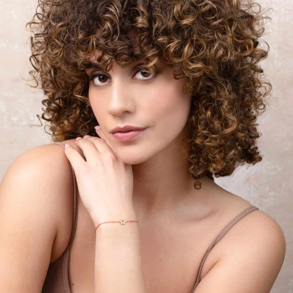צמיד מגן דויד עדין קטן ברוזגולד - טייני - צילום גלריה - צמידים לאישה בעיצוב עדין | ביתן המלכים