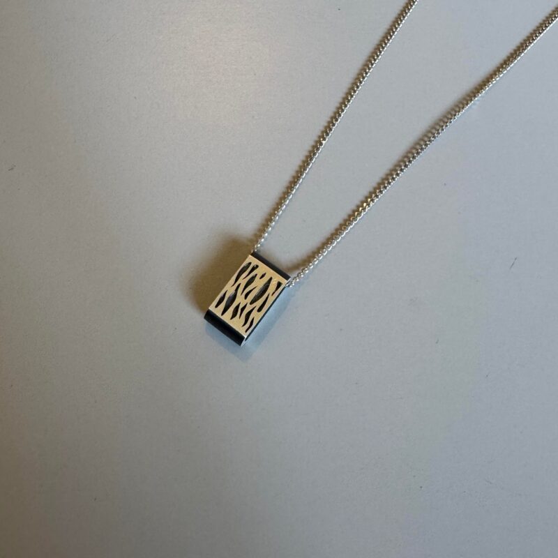 שרשרת כסף לגבר בעיצוב פסי זברה חרוטים דגם זברה | ביתן המלכים