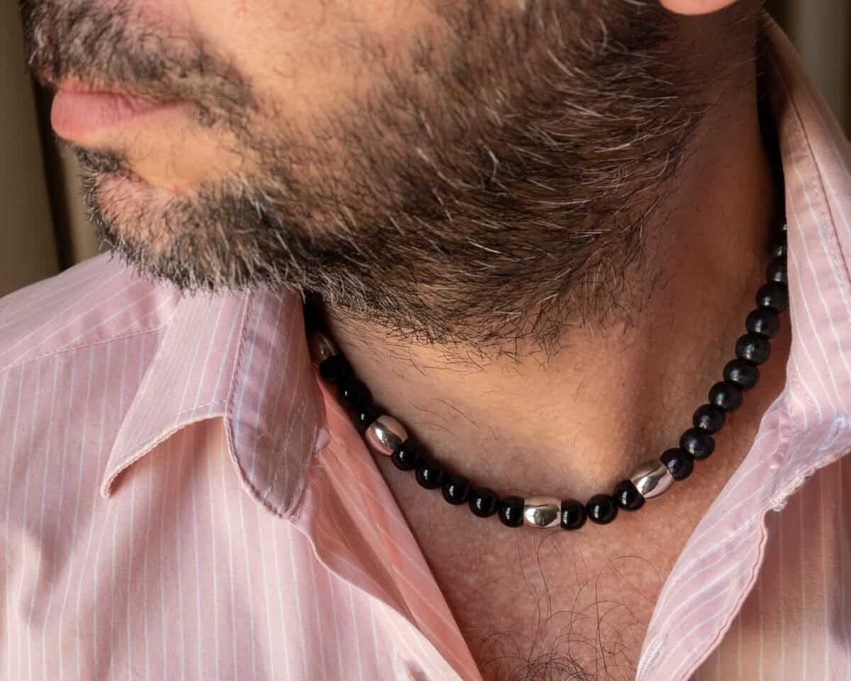 שרשרת רפי - שרשרת חרוזים אוניקס שחורים בשילוב סטינלס סטיל לגבר - צילום גלריה - שרשראות לגברים בעיצוב מודרני | ביתן המלכים