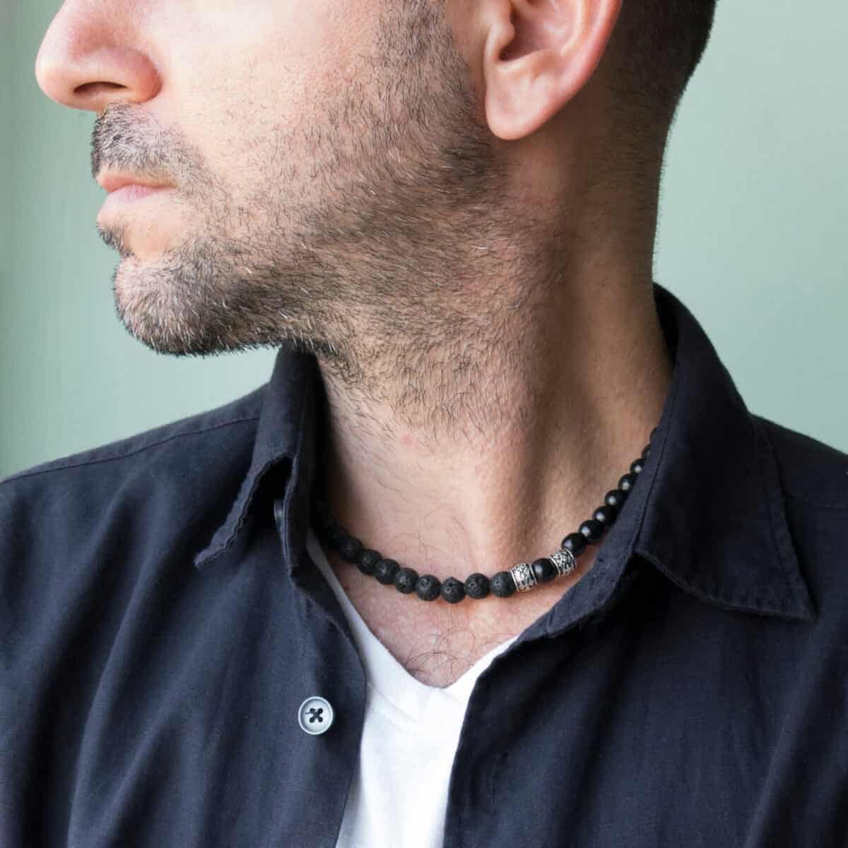 שרשרת גדי - שרשרת חרוזי לבה שחורה לגבר - פרטי השרשרת - שרשראות לגברים בעיצוב מודרני | ביתן המלכים