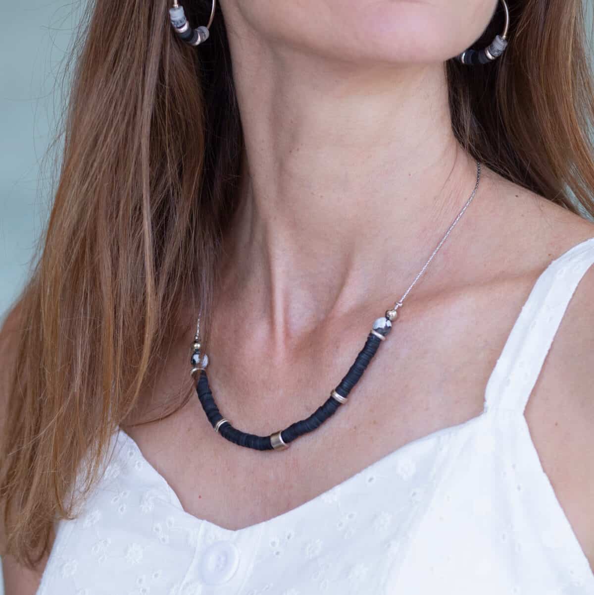 סט מיני קולקצית יערה - סט שרשרת צמיד ועגילים בשחור לבן, כסף וחרוזים - זווית נוספת - סט תכשיטים מעוצב למתנה אישית | ביתן המלכים