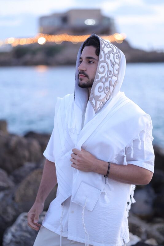 טלית מעוצבת עם עטרת סאטן רקומה בעיטורים מסולסלים דגם עטרת סאטן — אורזילה