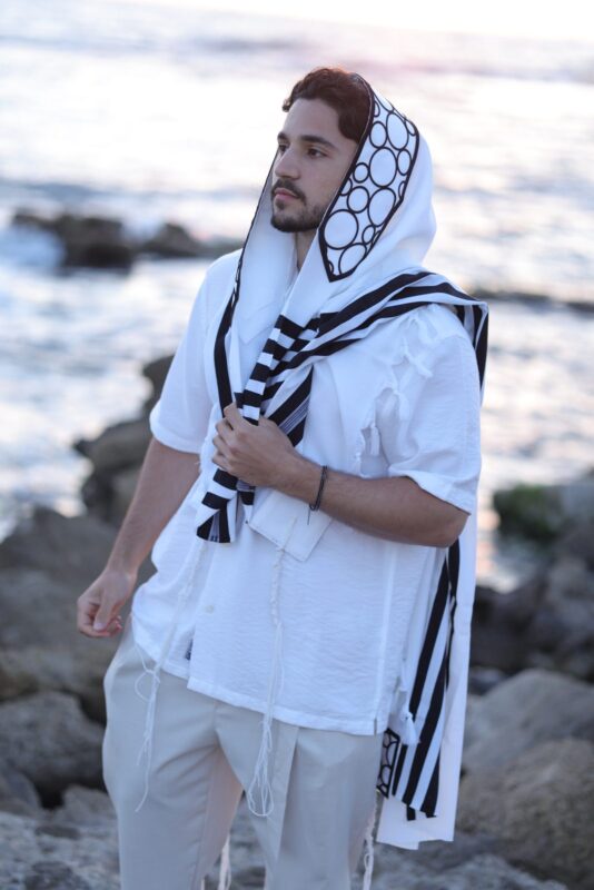 טלית פסים שחורים עם עטרה בדוגמת עיגולים דגם פסים ועיגולים — אורזילה